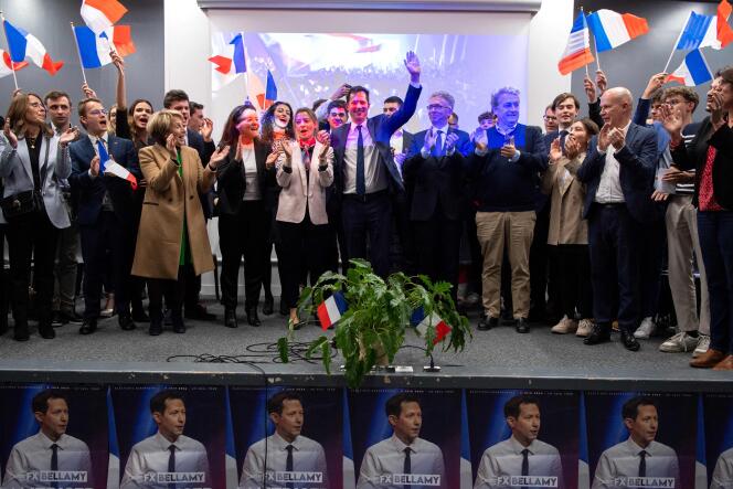François Xavier Bellamy (au centre, bras levé), tête de liste du parti Les Républicains pour les élections européennes de juin, à Toulouse, le 26 avril 2024.