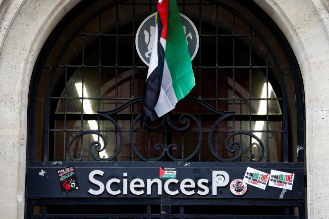 Messages de soutien aux Palestiniens de Gaza, sur une grille dans les locaux des Sciences, le 26 avril 2024.