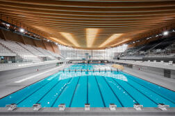 Le bassin olympique du centre aquatique olympique  de Saint-Denis (Seine-Saint-Denis).