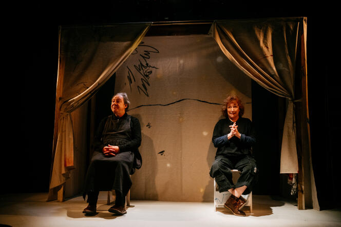 Hervé Pierre et Clotilde Mollet dans « Moman – Pourquoi les méchants sont méchants ? », mis en scène par Noémie Pierre, à La Scala Paris, en avril 2024.