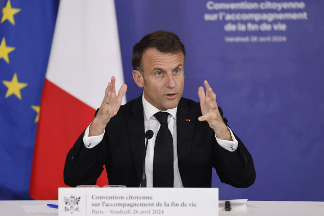 总统埃马纽埃尔·马克龙 (Emmanuel Macron) 于 2024 年 4 月 26 日星期五在巴黎经济、社会和环境理事会 (CESE) 举行的生命终结公约最后一次研讨会上发表讲话。