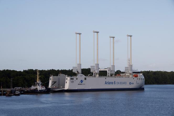 Le bateau à voiles « Canopée » utilisé pour transporter des éléments de la fusée spatiale Ariane-6, amarré au port du Centre spatial, à Kourou (Guyane), le 23 mars 2024.