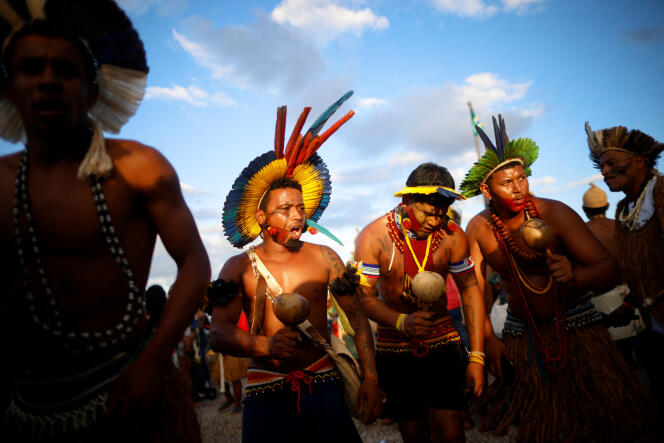 Indígenas participam do acampamento Terra Livre para exigir demarcação de terras e defesa de direitos culturais, em Brasília, 25 de abril de 2024. 