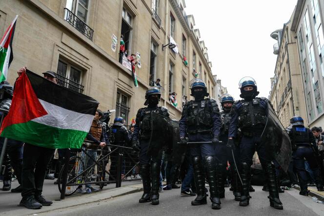 Agentes de policía frente a Sciences Po París, 26 de abril de 2024.