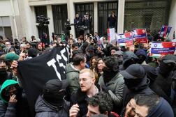 Des manifestants du collectif pro-israéliens Nous vivrons face à des manifestants propalestiniens devant Sciences Po Paris, le 26 avril 2024. 