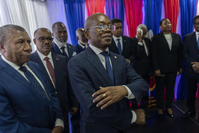 Le premier ministre intérimaire, Michel Patrick Boisvert, au centre,  entouré des membres du conseil de transition lors d’une cérémonie d’installation, à Port-au-Prince, Haïti, le 25 avril 2024. 