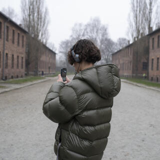 Visit to the Auschwitz-Birkenau National Museum. Auschwitz I. Throughout the visit, students listen to explanations by Polish guide Dorota Kuczynska and Rudy Rigaut, history teacher and guide for the Shoah Memorial. March 28, 2024