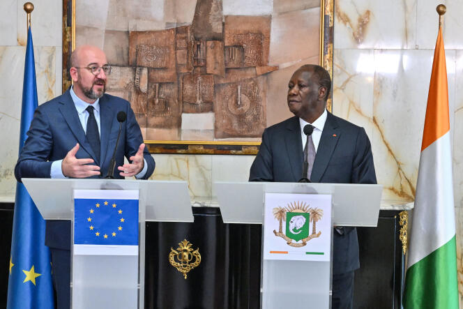 2024年4月25日、アビジャンの大統領宮殿での記者会見中の欧州理事会議長シャルル・ミシェルとコートジボワール大統領アラサン・ワタラ。
