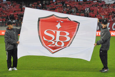 Youths hold a flag of Brest football club, Stade Brestois (SB) prior to the French L1 football match Valenciennes vs Brest, on August 13, 2011 at Hainaut stadium in Valenciennes. AFP PHOTO / PHILIPPE HUGUEN (Photo by PHILIPPE HUGUEN / AFP)