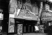 Le cinéma Le Marivaux, à Paris, le 30 mai 1953.