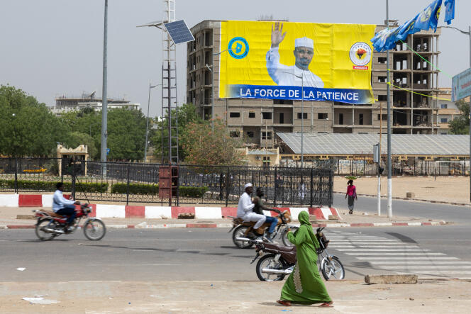 Affiche de soutien à Mahamat Idriss Déby, président de la transition et candidat à l’élection présidentielle du 6 mai, à N’Djamena, place de la Nation, le 15 avril 2024.