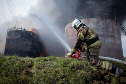 Un incendie dans un dépôt pétrolier de la région de Smolensk (Russie), photo publiée le  le 24 avril 2024.