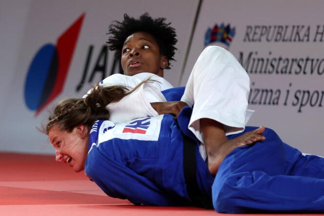 Audrey Tcheumeo (kimono blanc), lors de la finale des championnats d’Europe de judo contre l’Allemande Anna-Maria Wagner, samedi 27 avril à Zagreb.