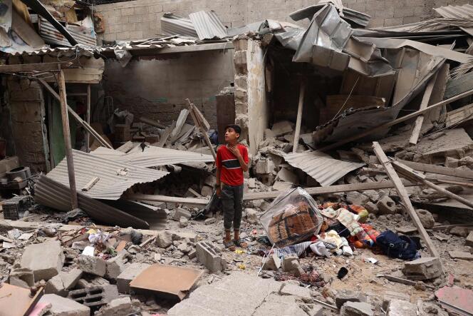 Tras un bombardeo israelí en Rafah, en el sur de la Franja de Gaza, el 27 de abril de 2024.