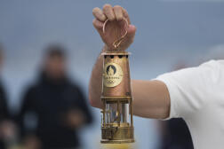 La flamme olympique, dans une lanterne, avant d’embarquer en Grèce, sur le « Belem », à bord duquel elle ralliera Marseille, le 8 mai 2024. 