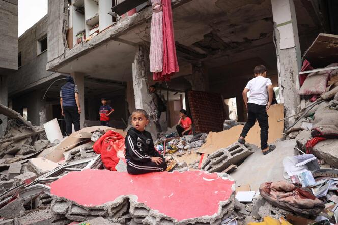 Enfants palestiniens dans les décombres d’une maison détruite par un bombardement israélien, à Rafah, dans le sud de la bande de Gaza, le 27 avril 2024.