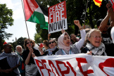 Des militants turcs et étrangers crient des slogans lors d’une manifestation de solidarité avec les Palestiniens, à Istanbul, le 27 avril 2024.