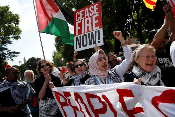 Des militants turcs et étrangers crient des slogans lors d'une manifestation de solidarité avec les Palestiniens, à Istanbul, le 27 avril 2024.