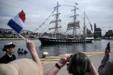 Le « Belem » a quitté le port du Pirée, samedi 27 avril, avec la flamme olympique à son bord, pour se diriger vers Marseille. 