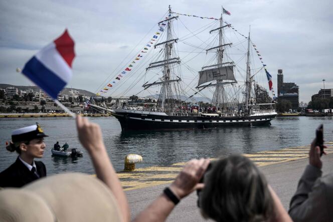 Le « Belem » a quitté le port du Pirée samedi 27 avril, avec à son bord la flamme olympique, en direction de Marseille. 