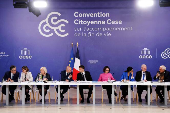 Emmanuel Macron (au centre) avant le séminaire final de la convention sur la fin de vie au Conseil économique, social et environnemental, à Paris, le 26 avril 2024.