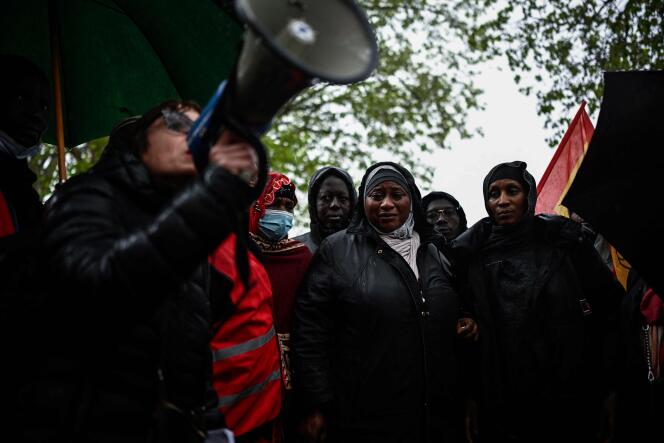 Familiares y sindicalistas se reúnen en París el 27 de abril de 2024 para rendir homenaje a Amara Dioumassy, ​​​​una trabajadora que murió en las obras de construcción de una cuenca destinada a hacer que el Sena fuera apto para nadar durante los Juegos Olímpicos de París 2024. 