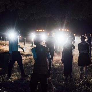 Des jeunes israéliens partisans d'une colonisation de Gaza et venus passer la nuit au camping de Nabia Mar'i, à quelques kilomètres de la frontière nord de Gaza, en préparation d'une manifestation à la frontière le lendemain, font face à des policiers venus surveiller le camp et leur rappeler l'interdiction de se rendre à la frontière. 24 avril 2024.