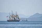 Le « Belem », au large du port du Pirée, près d’Athènes, samedi 27 avril.