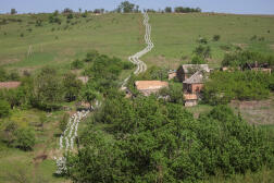 Des obstacles antichars – appelés « dents de dragon » – sur la ligne de front dans la région du Donetsk, le 27 avril 2024. 