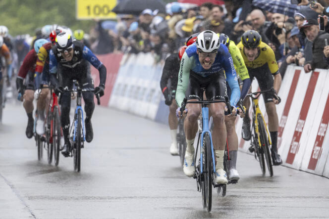 Le Français Dorian Godon (Decathlon AG2R La Mondiale) a, dimanche 28 avril, remporté au sprint dans les rues de Vernier (Suisse) sa deuxième étape dans le Tour de Romandie 2024.