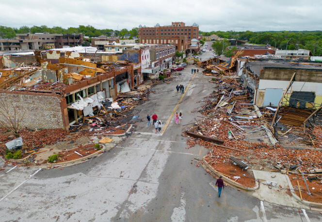 Immeubles ravagés dans une rue de Sulphur, (Oklahoma), aux Etats-Unis, le 28 avril 2024, après le passage d'une tornade.