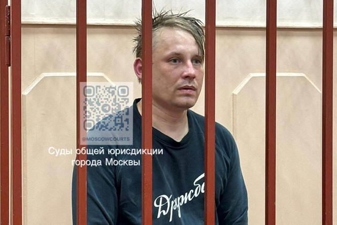 Le journaliste russe Konstantin Gabov dans un tribunal de Moscou, le 27 avril 2024.