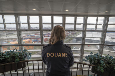 Une agente des douanes néerlandaises surveille le port de Rotterdam, à Rotterdam, le 3 novembre 2022. 