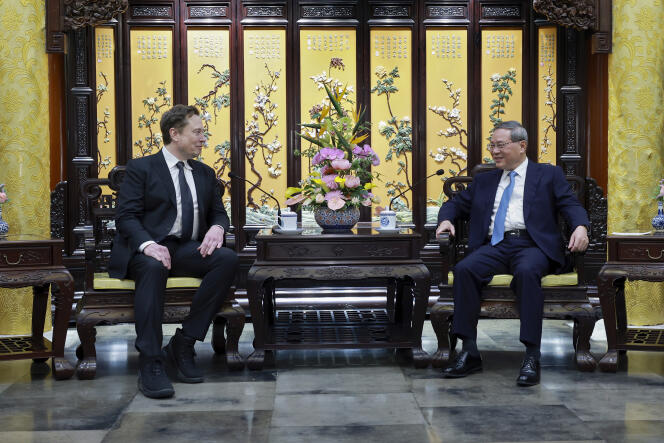 Le PDG de Tesla, Elon Musk, et le premier ministre chinois, Li Qiang, à Pékin, dimanche 28 avril 2024.