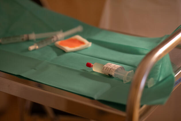 Une seringue avant l’injection. A l’hôpital Saint-Louis, à Paris, le 15 avril 2024.