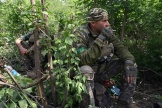 Des militaires ukrainiens se reposent au bord d’une route dans la région de Donetsk, le 28 avril 2024.