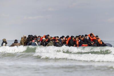 Des migrants sur la plage de Gravelines (Nord), le 26 avril 2024.