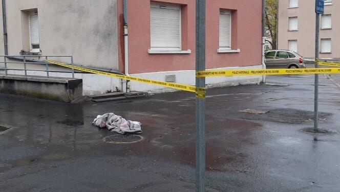 La scène du crime dans le quartier Saint-Denis près de la rue Champ-Carreau, à Châteauroux, le 27 avril 2024.