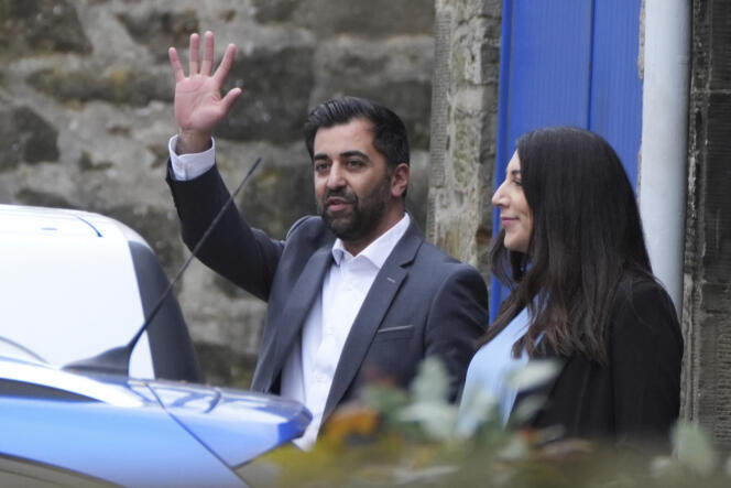 Le premier ministre écossais, Humza Yousaf, et son épouse, Nadia El-Nakla, à leur départ de Bute House, à Edimbourg, après l’annonce de sa démission, le 29 avril 2024. 