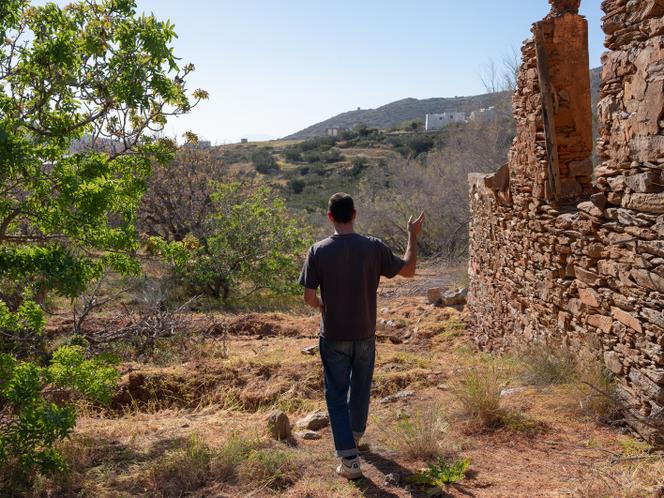 Angelos Vavlekis, un ingénieur civil qui a lancé un projet agricole près de Katapola (Grèce), sur l'île d'Amorgos, se promène sur les terres qu'il cultive, le 4 avril 2024.