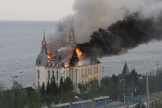 Un bâtiment de l’académie de droit d’Odessa en feu après l’attaque de missile russe, le 29 avril 2024.