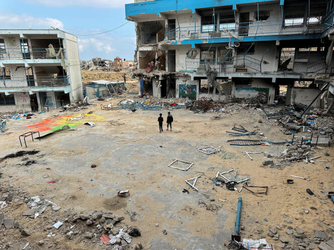 Une école de Khan Younès, dans le sud de la bande de Gaza, détruite par des tirs de l’armée israélienne, le 14 avril 2024. 