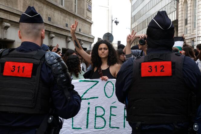 Manifestation propalestinienne devant la Sorbonne, pendant l’évacuation par la police de manifestants qui avaient installé des tentes dans les locaux de l’université, le 29 avril 2024. 