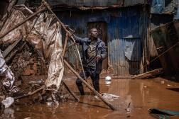 Un homme retire des matériaux d’une zone inondée après des pluies torrentielles dans le quartier de Mathare à Nairobi, le 25 avril 2024.