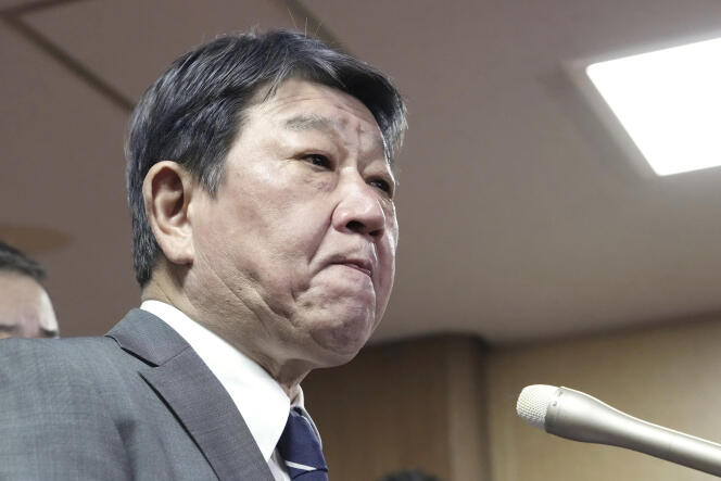 Toshimitsu Motegi, chef du Parti libéral-démocrate au pouvoir au Japon, s'adresse à la presse après la défaite de son parti aux élections législatives partielles, à Tokyo, le dimanche 28 avril 2024.