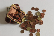 France, porte-monnaie ouvert avec des pièces européennes.