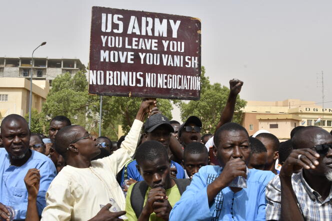 Des manifestants demandent le départ de l’armée américaine du Niger, à Niamey, le 13 avril 2024.