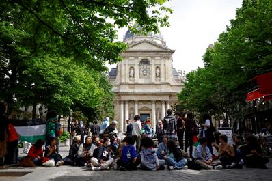 Des étudiants se rassemblent devant l’université de la Sorbonne pour soutenir les Palestiniens de Gaza, à Paris, le 29 avril 2024.