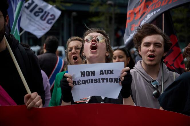 Lors d’une manifestation contre l’utilisation prévue de logements étudiants pendant les Jeux olympiques, devant le ministère des sports, à Paris, le 6 avril 2024. 