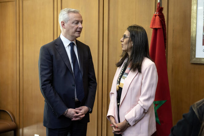La ministre marocaine de l’économie et des finances Nadia Fettah Alaoui (à droite) reçoit son homologue français Bruno Le Maire à Rabat, le 26 avril 2024.